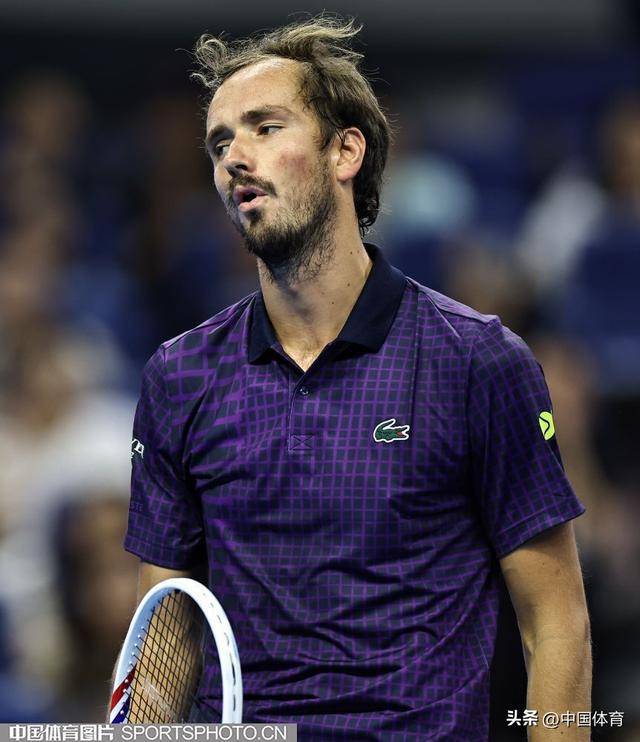 包含世界网球队绝地反击西班牙网球队，梅德韦杰夫高光表现的词条