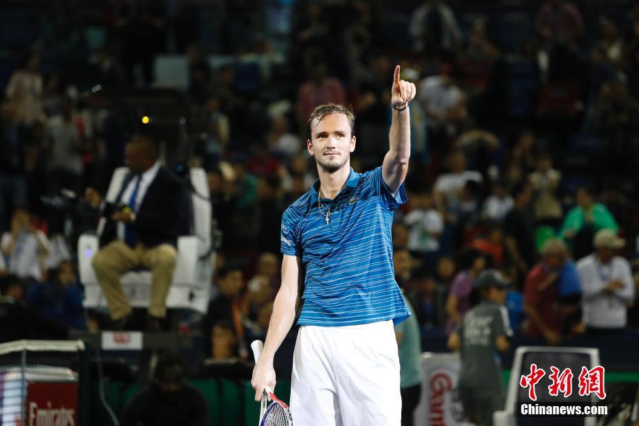 包含世界网球队绝地反击西班牙网球队，梅德韦杰夫高光表现的词条