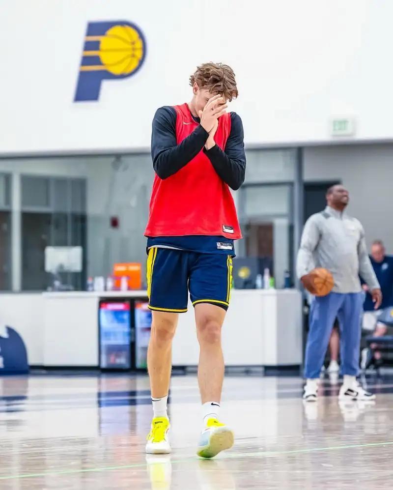 步行者队士气高涨，全力备战重要比赛的简单介绍