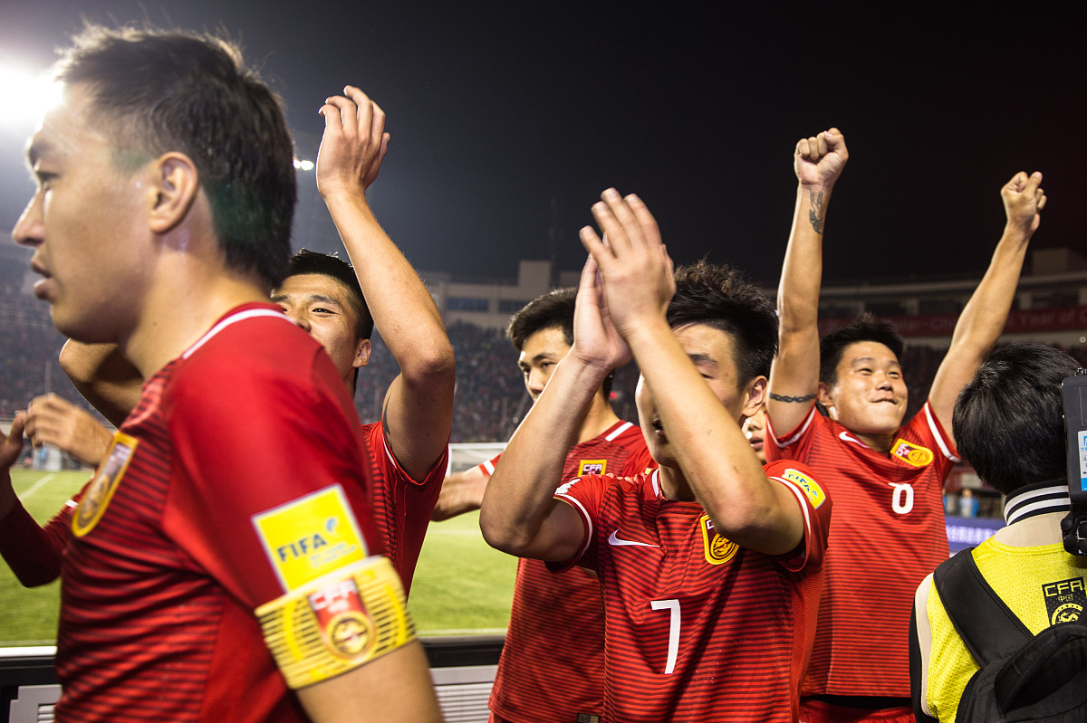 关于国际足球联赛火爆启幕，球员们为胜利而奋斗的信息