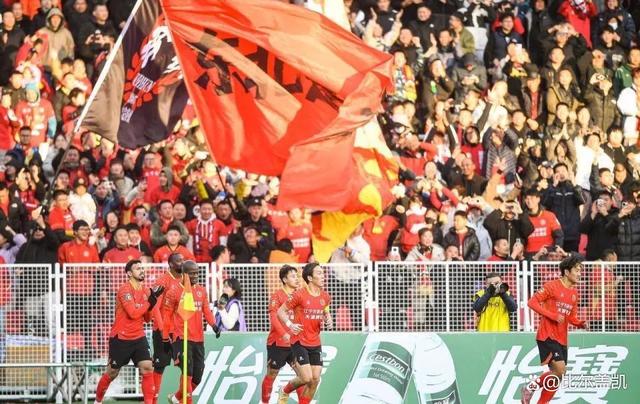 关于国际足球联赛火爆启幕，球员们为胜利而奋斗的信息