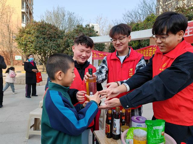 关于卡昂队员在社区义务活动，践行球员公益责任的信息