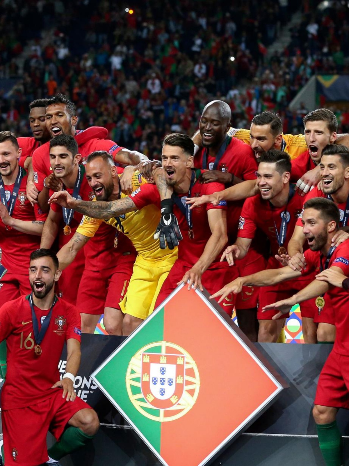 足球比赛：球员们为了团队荣誉全力拼搏