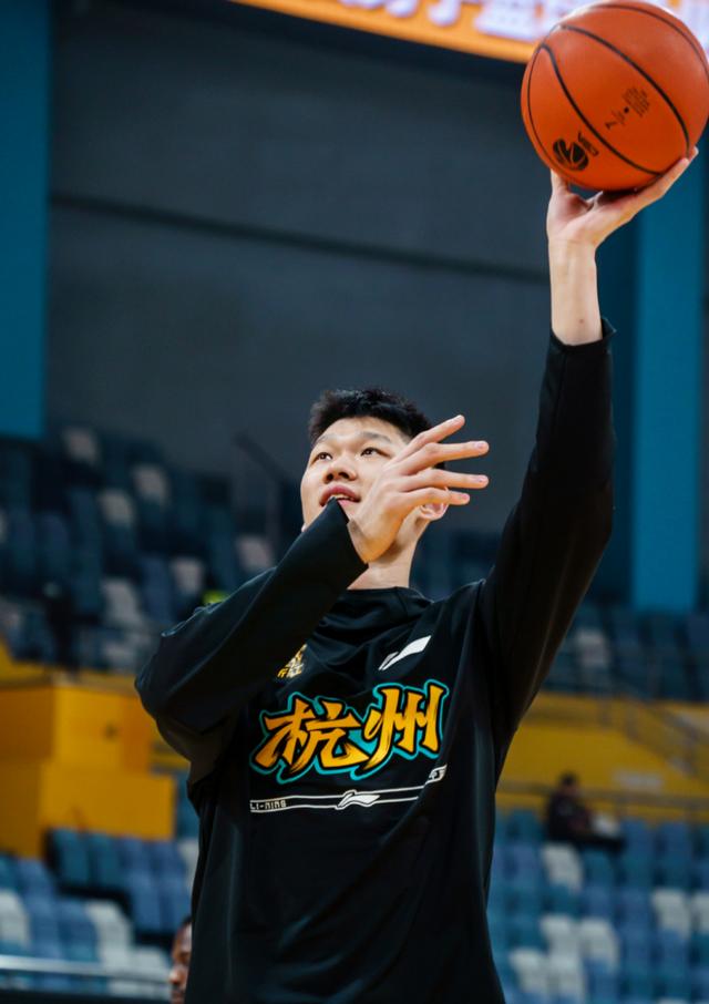 精彩瞬间！绝杀三分球打破僵局，主队逆袭的简单介绍