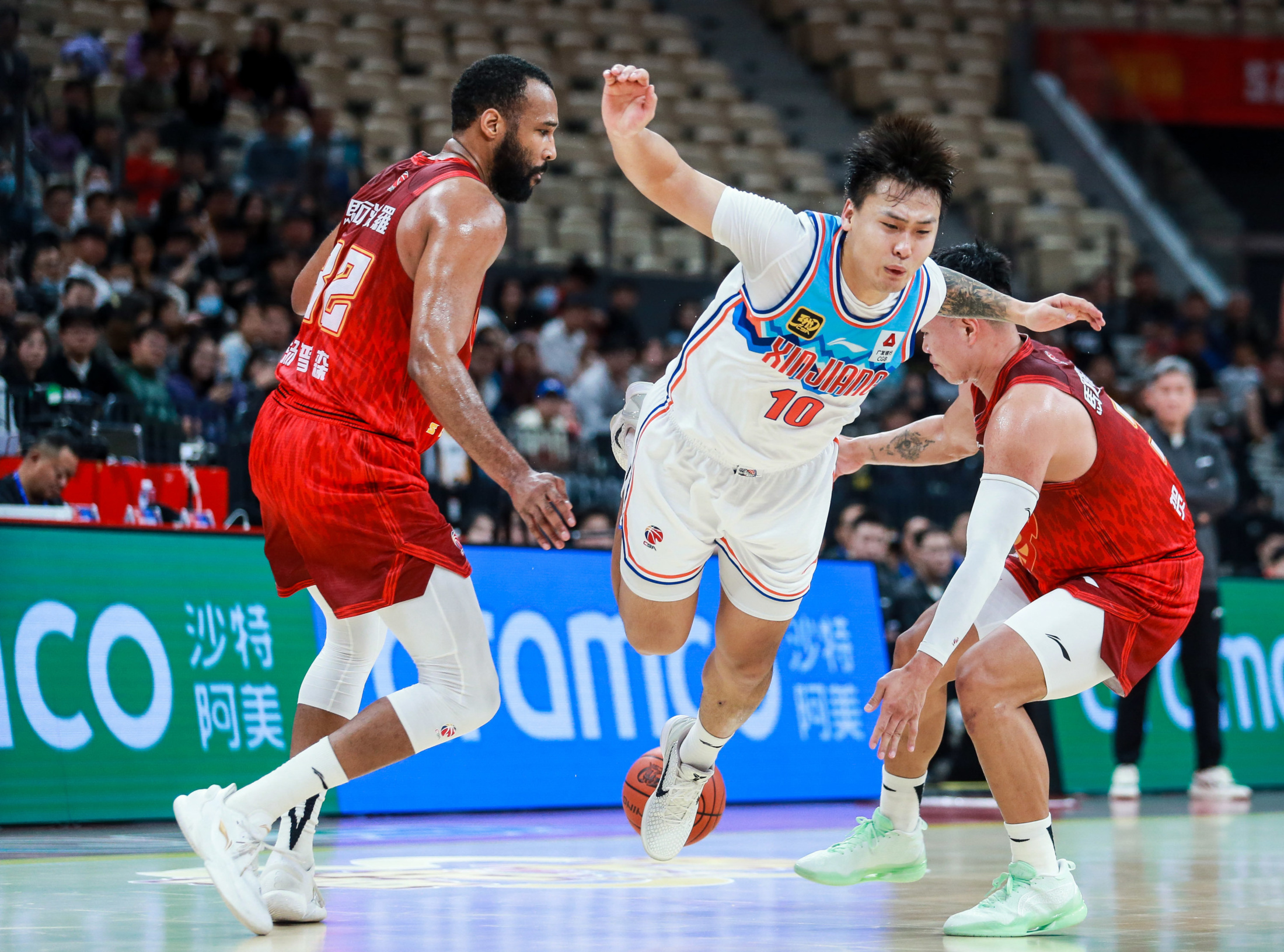 新疆队的禁区进攻，击败对手获得胜利