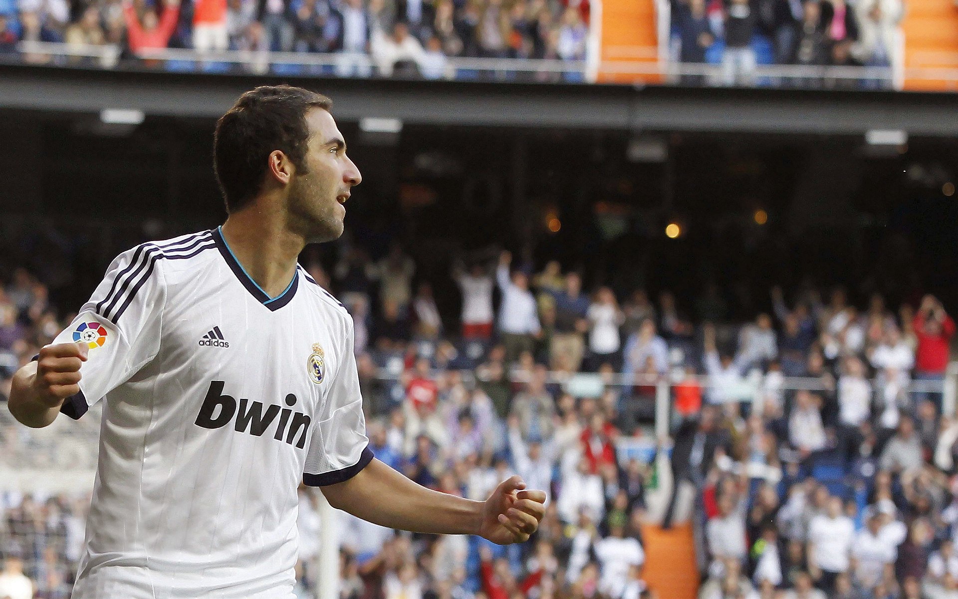 欧冠夜的双重奏,国际米兰闪电战告捷,C罗再现绝境王者本色