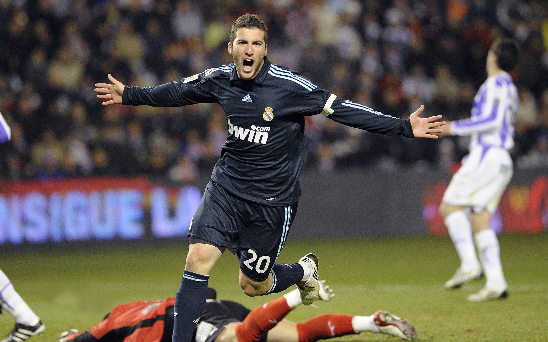 跨越球场的生死战，从韩国绝境逢生到巴雷拉东决接管，竞技体育的唯一性启示