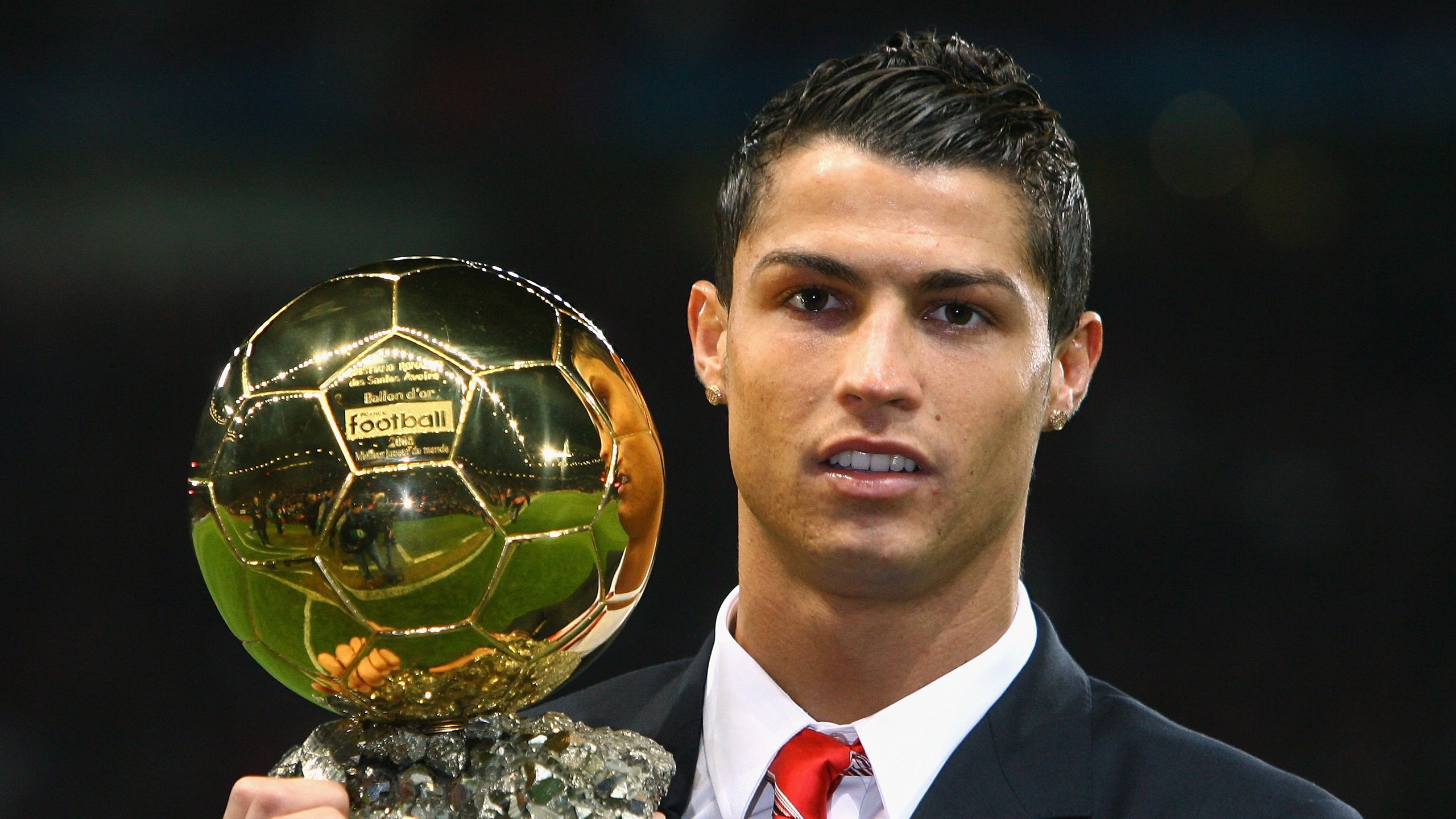 街道轰鸣与球场轻舞，速度与团队的胜利哲学